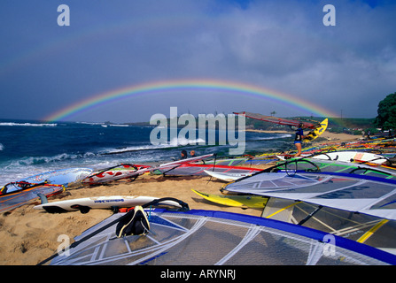 Regenbogen über Windsurf-Riggs am Ho'okipa Beach Park. Vor den Toren der Stadt Paia auf dem Hana Highway, ist Maui ist das beste und Stockfoto