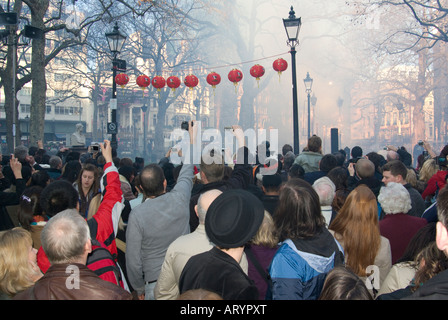 Menschenmengen versammelten sich am Leicester Square, Feuerwerk für chinesischen Neujahrsfest in London 2008 Stockfoto