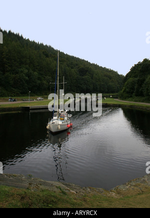 Ein Boot in den Crinan Kanal Stockfoto