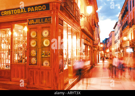Einkaufsstraße in der Altstadt der Welt Erbe Stadt Avila bei Nacht, Ávila, Kastilien-León, Spanien Stockfoto