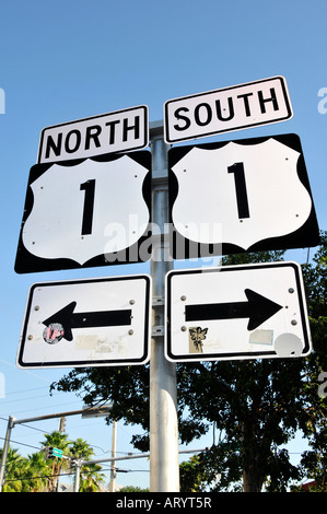 Key West Florida mit U S Highway 1 Nord Süd Zeichen Stockfoto