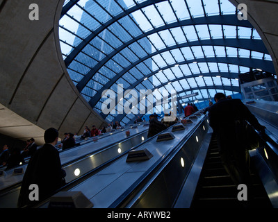 Canary Wharf u-Bahnstation Rolltreppe Ausfahrt Docklands London UK Stockfoto