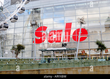 Großer Verkauf Signeage in Selfridges Fenster in Manchester Stockfoto