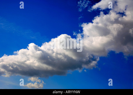 Cirrus Wolkenbildung in ein strahlend blauer Himmel Stockfoto