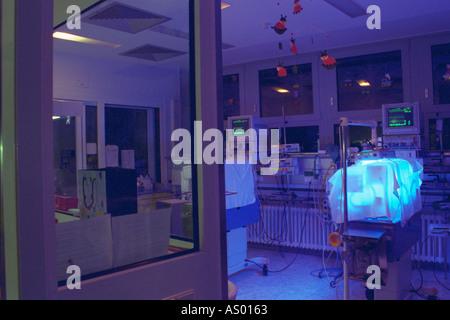 eine Neugeborene in einer Intensivstation Stockfoto