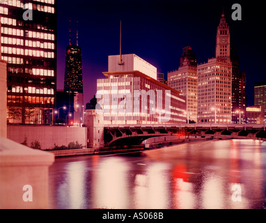 Nächtliche Aussicht auf die Skyline von Chicago gesehen von den Ufern des Flusses der Chicago in Illinois Stockfoto