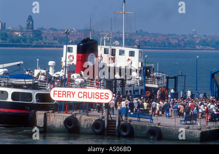 England Liverpool Mersey River Ferry laden Passagiere der Fähre über den Mersey Stockfoto