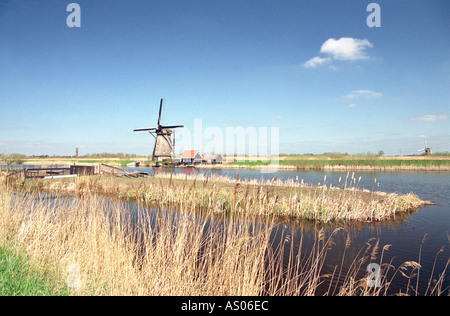 Typische holländische Polderlandschaft mit Wasser und 18. Jahrhundert Windmühle Kinderdijk Niederlande Stockfoto