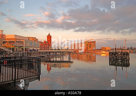 Sonnenuntergang Spiegelung Cardiff Bucht Wales UK Großbritannien Stockfoto