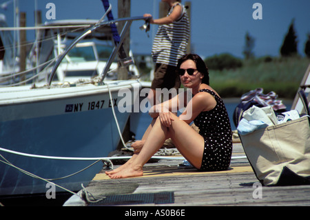 Junge Frau vor Boot Image 98504 Standortwahl Stockfoto