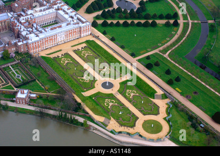 Luftaufnahme des Hampton Court Palace und Gärten in Greater London Stockfoto