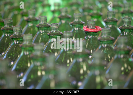 Reihen von transparenten grünen Flaschen mit einen siegreichen roten Ring ruht auf dem Hals einer Flasche in einen Vergnügungspark midway Stockfoto