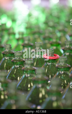 Reihen von transparenten grünen Flaschen mit einen siegreichen roten Ring ruht auf dem Hals einer Flasche in einen Vergnügungspark midway Stockfoto