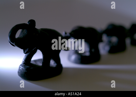 Statuen von einer Elefantenfamilie befestigt gegenseitig mit ihren Stämmen Stockfoto