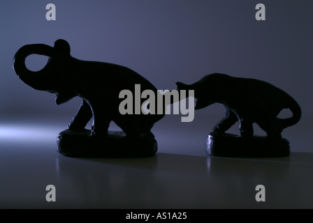 Statuen von einer Elefantenfamilie befestigt gegenseitig mit ihren Stämmen Stockfoto