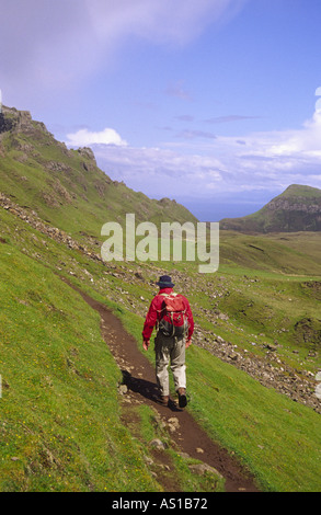 Ein Wanderer auf dem Quiraing Teil der Trotternish Ridge Isle Of Skye Scotland UK Stockfoto