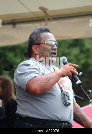 Neuseeland Maori Aktivist zahm Iti Adressierung das Publikum bei einem Konzert in Grey Lynn Park Auckland New Zealand Stockfoto