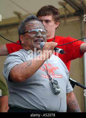 Neuseeland Maori Aktivist zahm Iti Adressierung das Publikum bei einem Konzert in Grey Lynn Park Auckland New Zealand Stockfoto