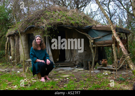 Emma Orbach mit Roundhouse baute sie die Eco Dorf von Brithdir Mawr in der Nähe von Newport Pembrokeshire Wales UK GB Stockfoto