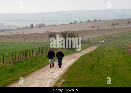 Gruppe von Wanderern zu Fuß auf die Ridgeway National Trail Byway in Berkshire England UK Stockfoto