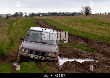 Auto im Schlamm stecken und verzichtet auf die Ridgeway National Trail Byway in Berkshire England UK Stockfoto