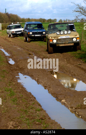 Mitglieder des Vereins Green Lane fahren Land Rover auf The Ridgeway National Trail Byway in Berkshire England UK Stockfoto