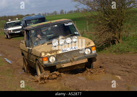 Mitglieder des Vereins Green Lane fahren Land Rover auf The Ridgeway National Trail Byway in Berkshire England UK Stockfoto