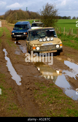 Mitglieder des Vereins Green Lane fahren Land Rover auf The Ridgeway National Trail Byway in Berkshire England UK Stockfoto