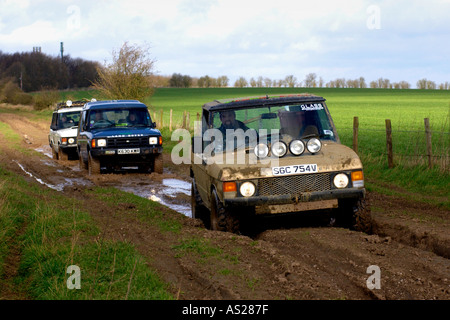 Mitglieder des Vereins Green Lane fahren Land Rover auf The Ridgeway National Trail Byway in Berkshire England UK Stockfoto