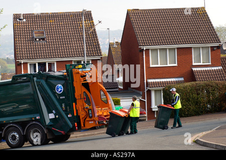 Stadtarbeiter Sammle Hausmüll im Wheelie bin von außen Häuser in Newport South Wales UK Stockfoto