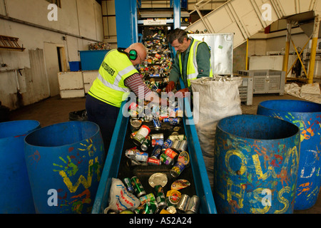 Sortieren von Metalldosen erhobenen Wastesavers Community-recycling-Gruppe aus Haushalten in Newport South Wales Gwent UK Stockfoto