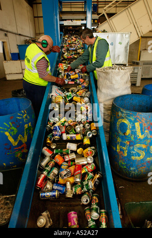 Sortieren von Metalldosen erhobenen Wastesavers Community-recycling-Gruppe aus Haushalten in Newport South Wales Gwent UK Stockfoto