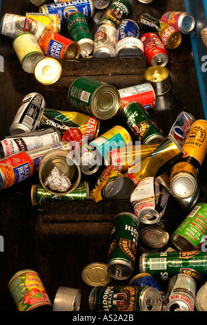 Metalldosen erhobenen Wastesavers Gemeinschaft recycling Gruppe aus Haushalten in Newport South Wales Gwent UK Stockfoto