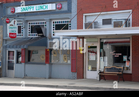 Floyd's Barber Shop und Snappy Lunch Stand an der Main Street in Mount Airy, North Carolina – die echte Inspiration für Mayberry, USA. Stockfoto