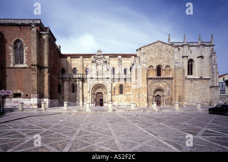 Leon, San Isidro, Südfassade Stockfoto