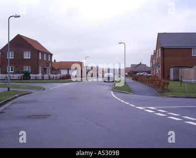 Straßenkreuzung auf die neue Wohnsiedlung gebaut auf dem WWII Kämpfer Luftwaffenstützpunkt bei West Malling in Kent Kontrollturm ist in der b Stockfoto