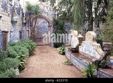 Lumiar Bei Lissabon, Barockgarten Quinta Dos Azulejos, Mitte des 18. Halbmonatsschrift, Gekachelte Sitzbänke Mit Torbogen Stockfoto