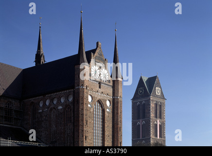 Wismar, St. Georgen, Südfassade, Und St.Marien, Turm Stockfoto