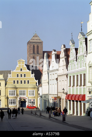 Wismar, Krämerstraße Mit Nikolaikirche, Häuserfront Stockfoto