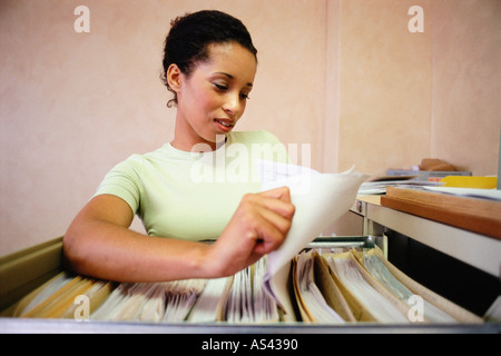 Eine Frau, die Einreichung von Unterlagen Stockfoto