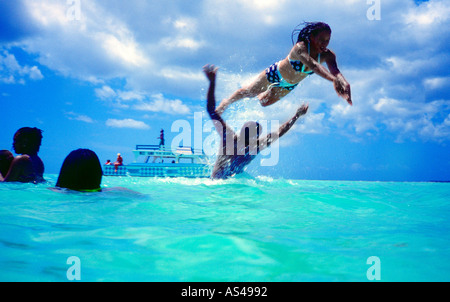 Nylon Pool Tobago von Pigeon Point Menschen schwimmen Glasboden-Boot aus dem Wasser genommen Stockfoto