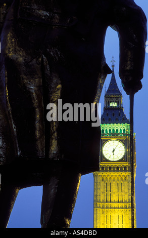 Statue von Winston Churchill im Parliament Square Big Ben Palace of Westminster London UK Stockfoto