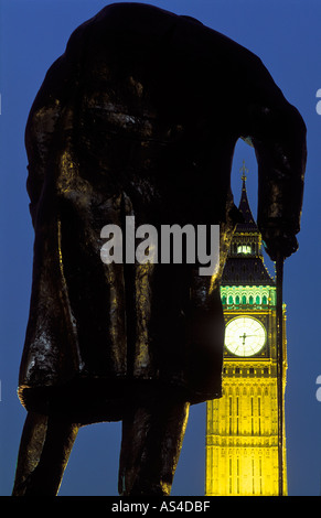 Statue von Winston Churchill im Parliament Square Big Ben Palace of Westminster London UK Stockfoto