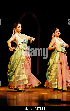Zwei indische klassische Tänzer von Nityabharati Pune Studenten der Rohini Bhate Durchführung Gruppe Kathak Tanz Indien Stockfoto
