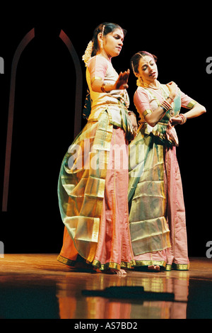 Zwei indische klassische Tänzer von Nityabharati Pune Studenten der Rohini Bhate Durchführung Gruppe Kathak Tanz Indien Stockfoto