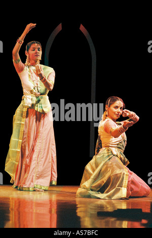 VDA319 zwei indischen klassischen Tänzern aus Nityabharati Pune, Gruppe Studenten von Rohini Bhate Durchführung Kathak Tanz Indien Stockfoto