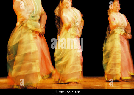 Drei indische klassische Tänzer von Nityabharati Pune Studenten der Rohini Bhate Durchführung Gruppe Kathak Tanz Indien Stockfoto