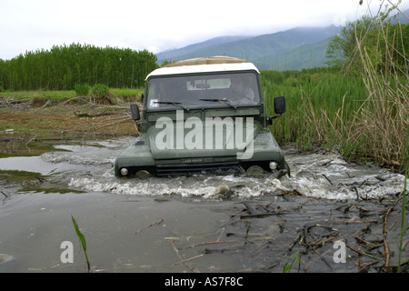 Anestis Rekkas fährt seinen Land Rover 90 durch den Fluss Stockfoto