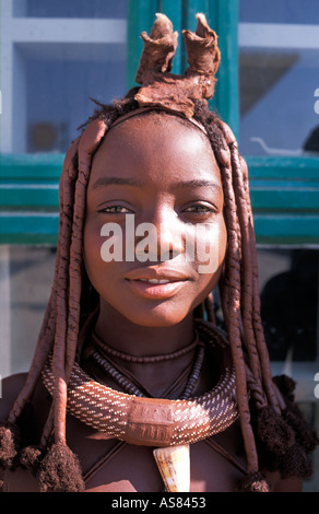 Teenager Himba-Mädchen zeigen ihre unverwechselbare Haare Dekoration und Tribal Schmuck Opuwo Namibia Stockfoto