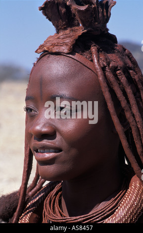 Himba Frau und ihrem unverwechselbaren Haarschmuck und Verzierungen Kaokoveld Opuwo Namibias Süden Stockfoto